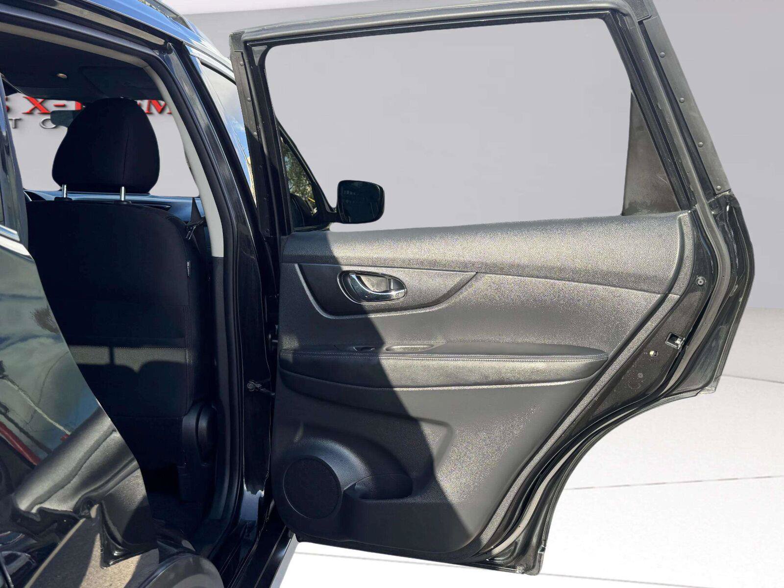 Used 2019 Nissan Rogue SV FWD image 35