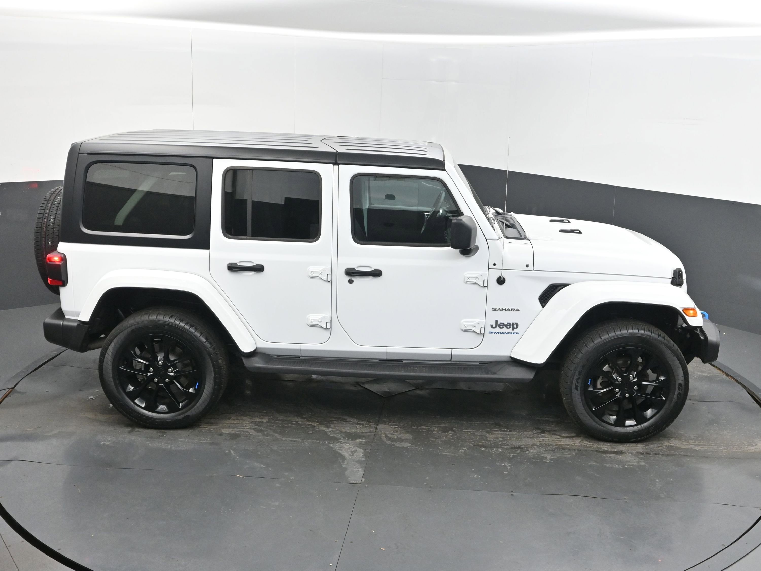 Used 2023 Jeep Wrangler Sahara image 38
