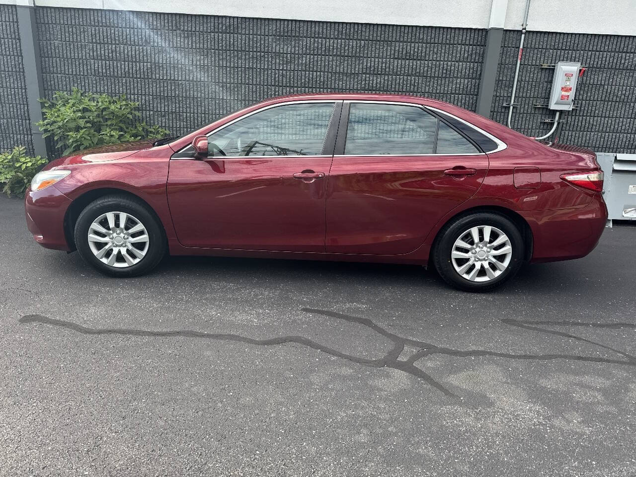 Used 2016 Toyota Camry LE FWD image 30