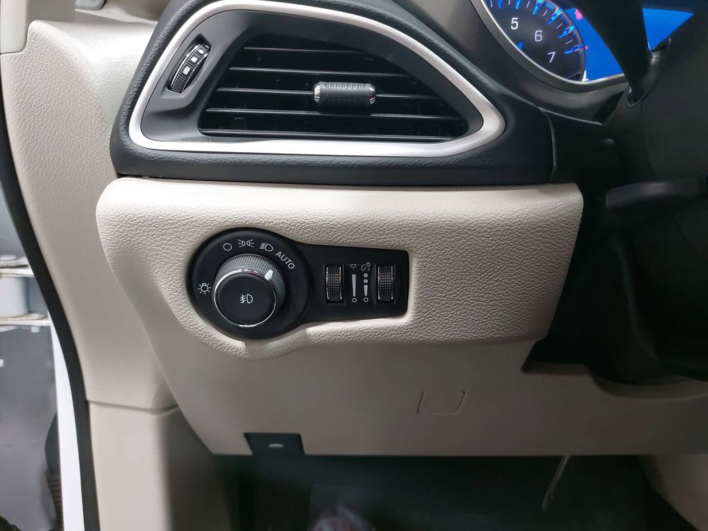 Used 2024 Chrysler Pacifica Touring-L image 44