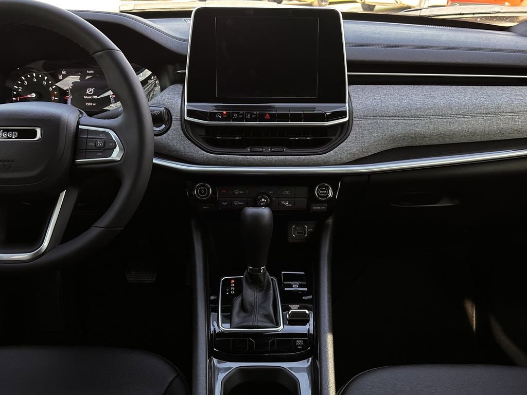Used 2025 Jeep Compass Latitude image 16