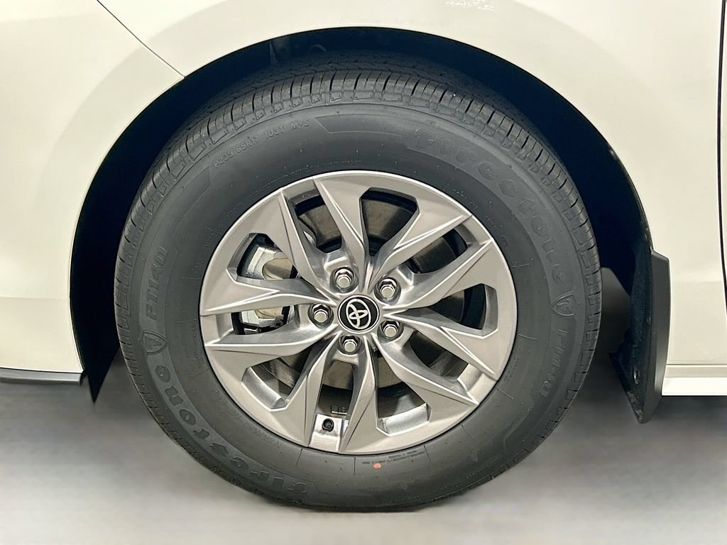 New 2026 Toyota Sienna LE FWD image 9