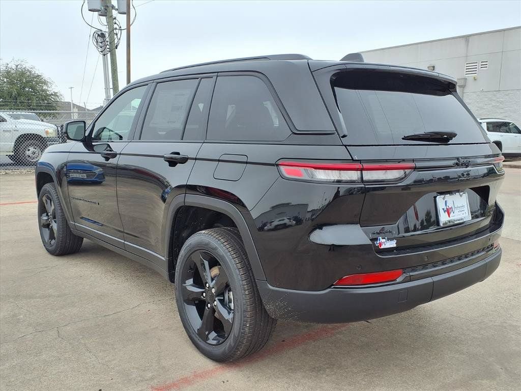 New 2025 Jeep Grand Cherokee Limited w/ Black Appearance Package AWD/4WD image 4