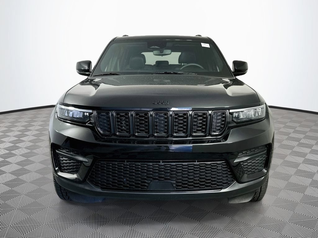 Used 2023 Jeep Grand Cherokee Altitude AWD/4WD image 3