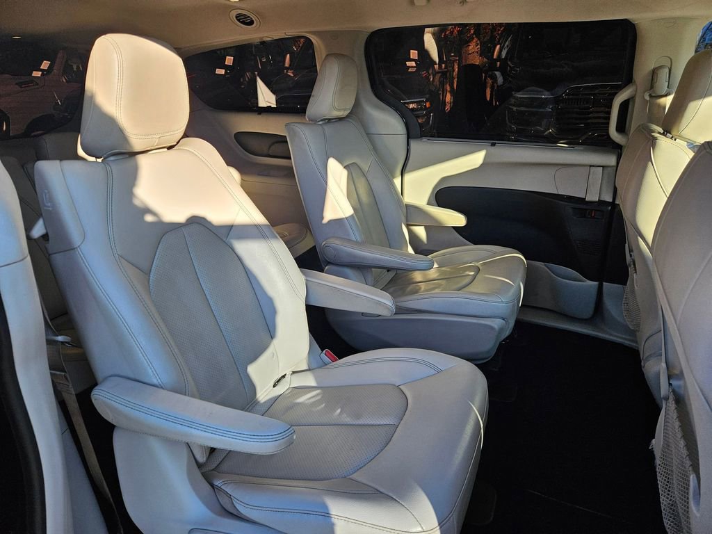 Certified 2018 Chrysler Pacifica Touring-L image 17