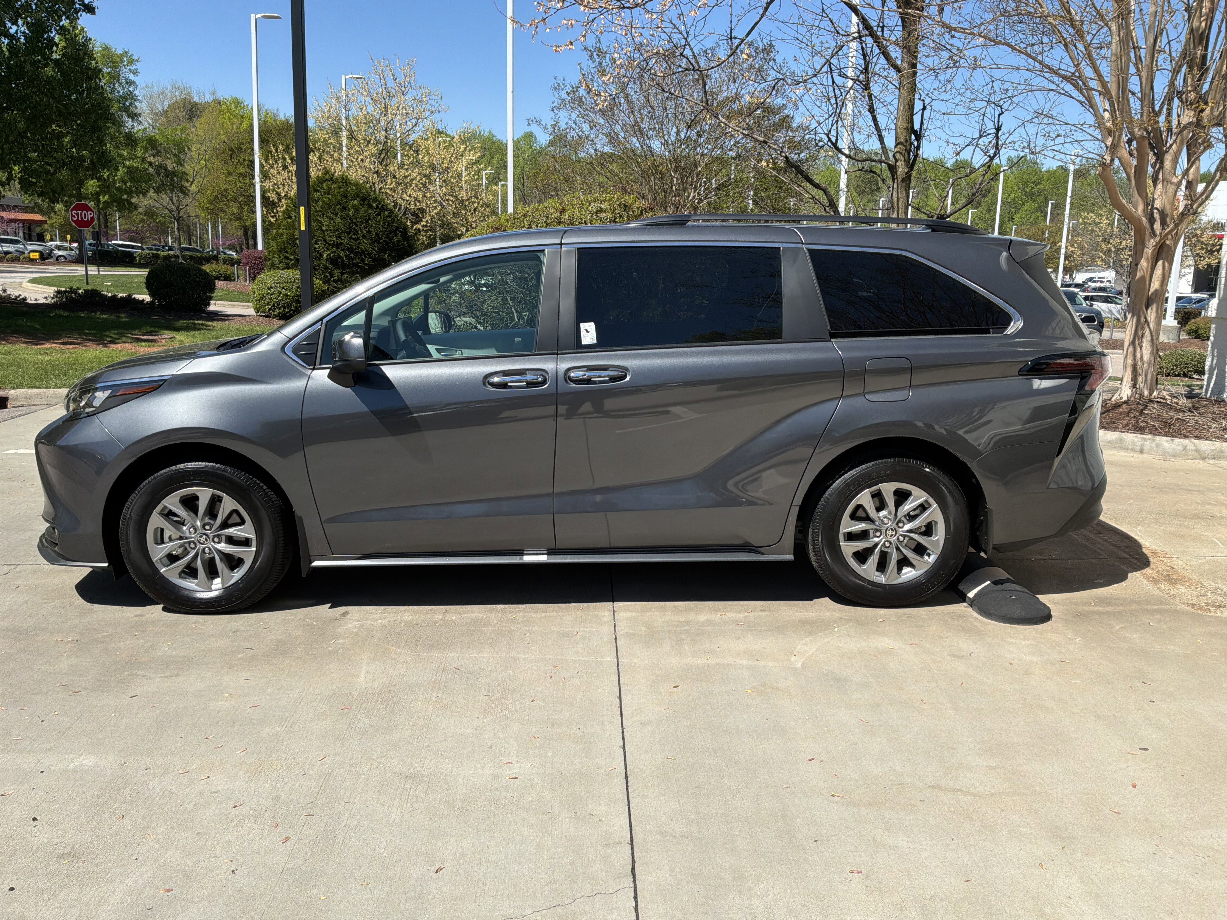 Used 2025 Toyota Sienna XLE image 7