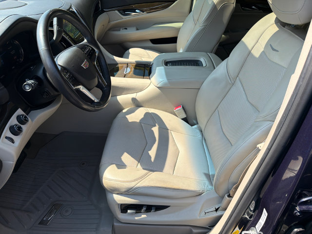 Used 2020 Cadillac Escalade Premium Luxury AWD/4WD image 11