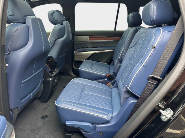 New 2026 Cadillac Vistiq Premium Luxury AWD/4WD image 12