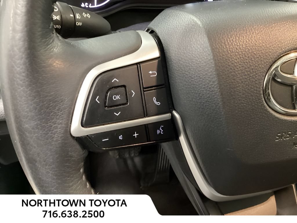 Used 2025 Toyota Sienna XLE FWD image 20