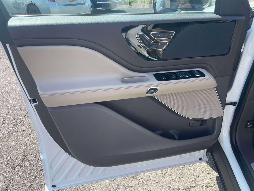 Used 2022 Lincoln Aviator AWD w/ Premium Package image 16