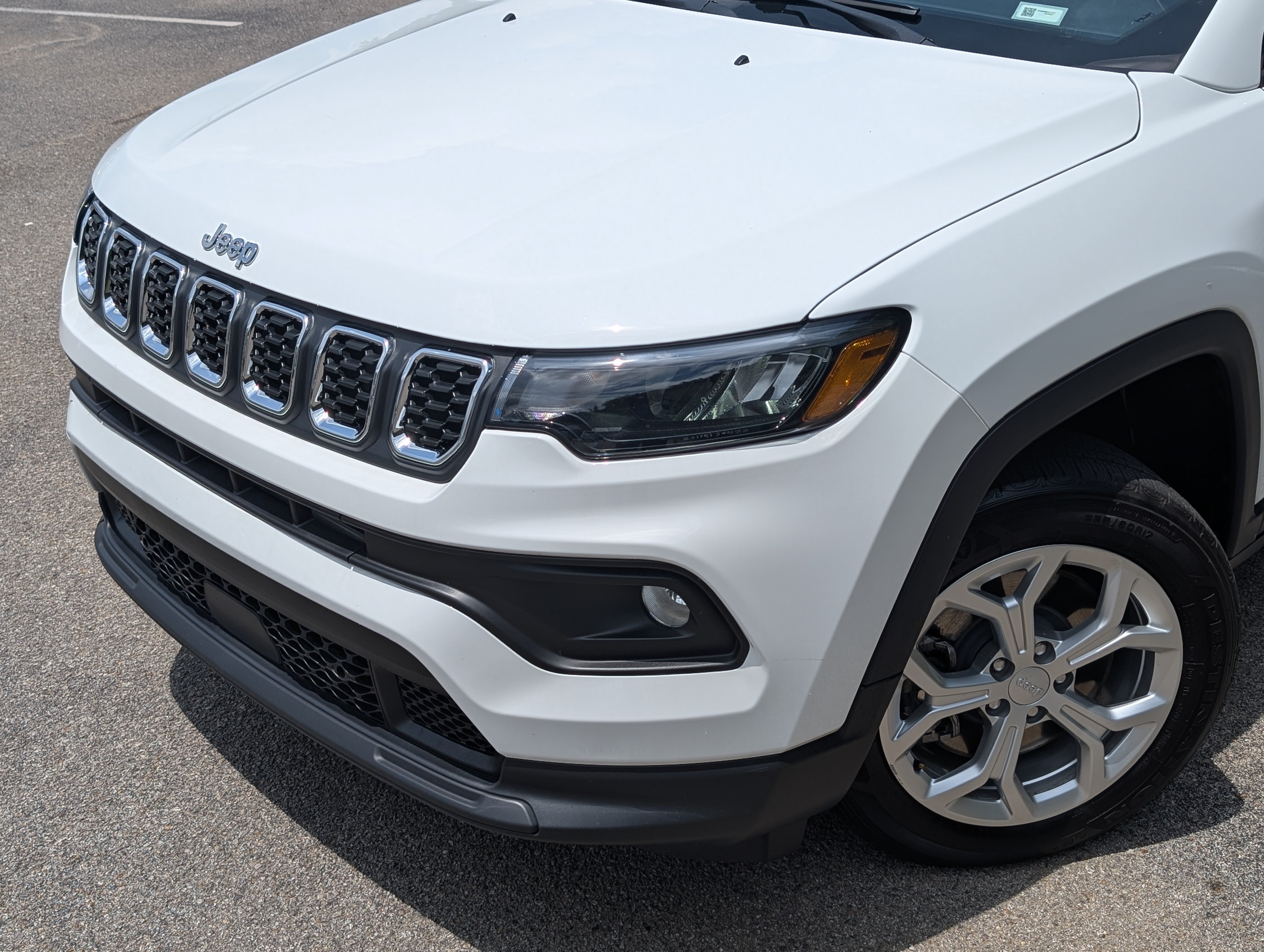 Used 2024 Jeep Compass Latitude AWD/4WD image 12