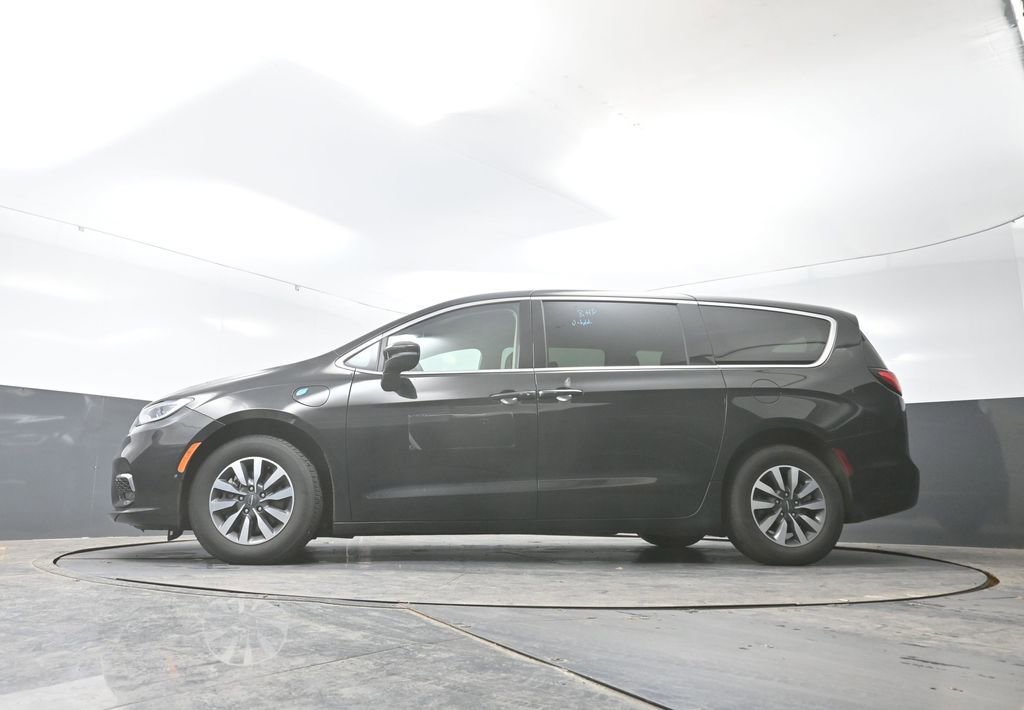 Used 2023 Chrysler Pacifica Touring-L FWD image 30