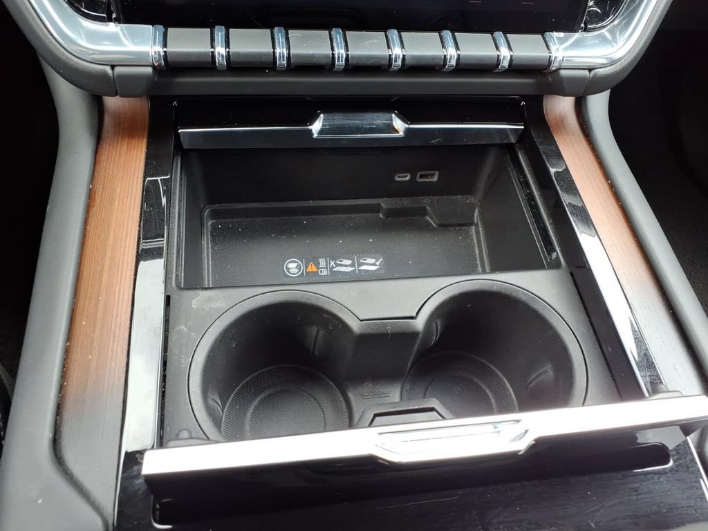 Used 2025 GMC Yukon Denali RWD image 33