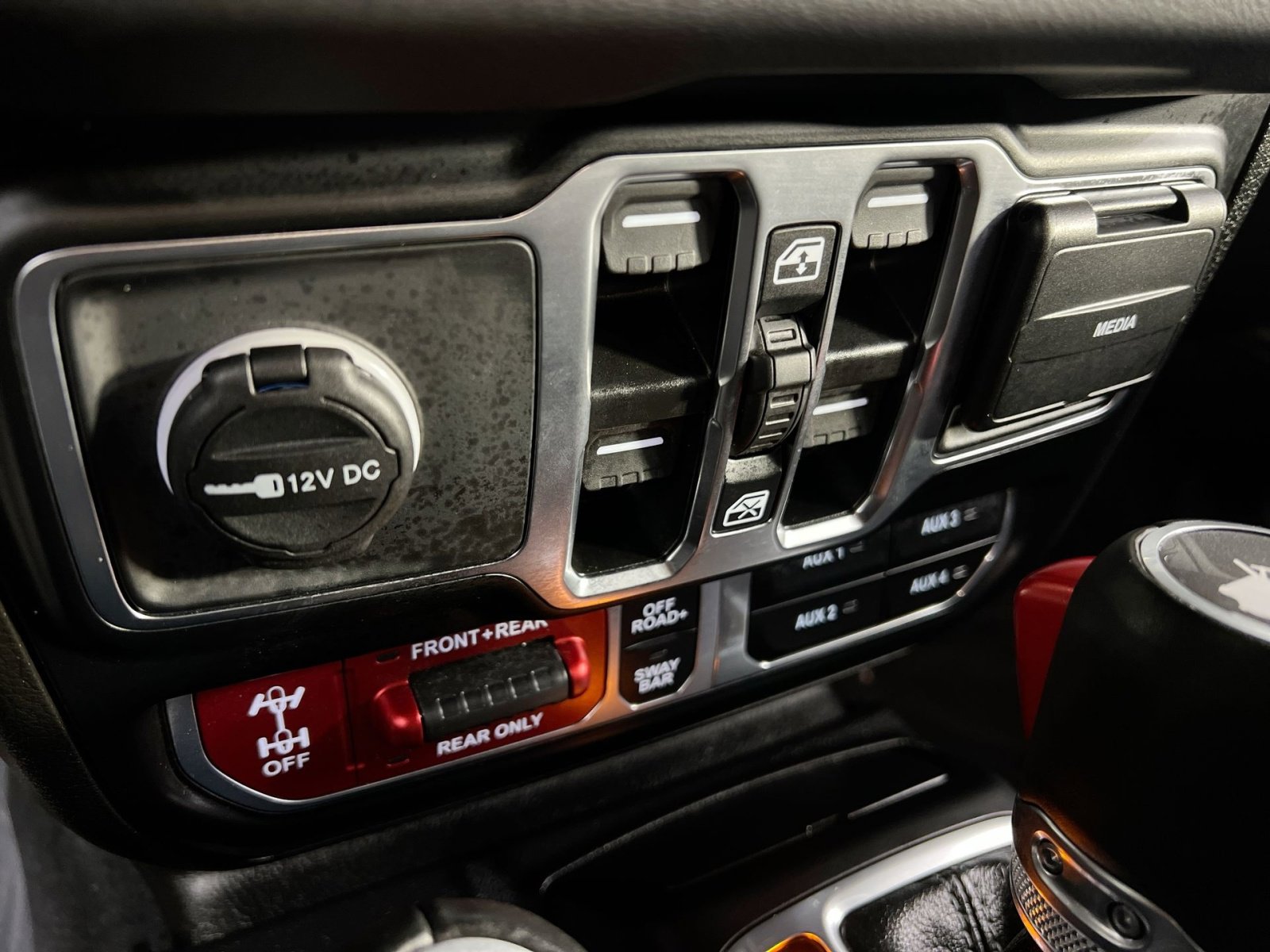 Used 2024 Jeep Wrangler Unlimited Rubicon w/ Technology Group image 35