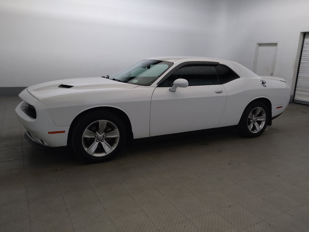 Used 2021 Dodge Challenger SXT w/ Driver Convenience Group RWD image 2