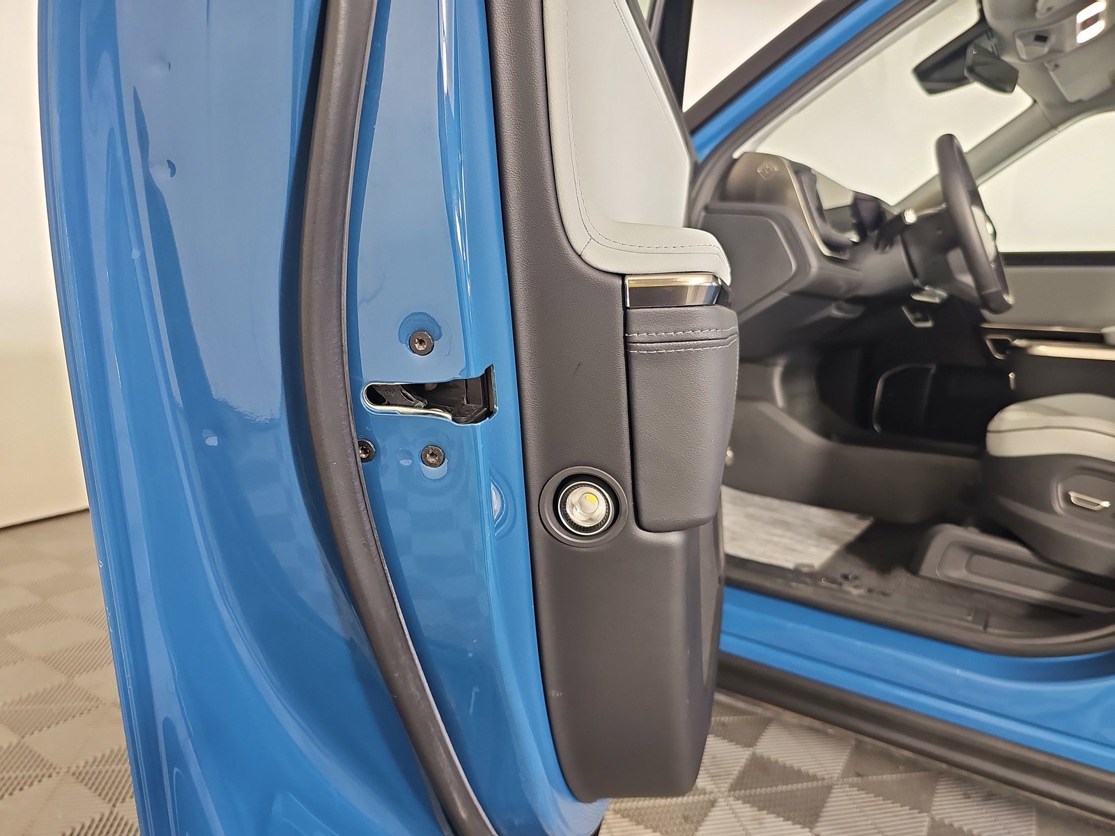 Used 2023 Rivian R1S Adventure image 31