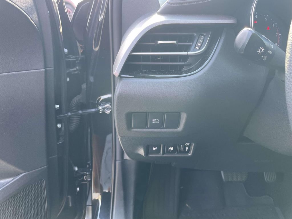 Used 2021 Toyota C-HR LE image 29