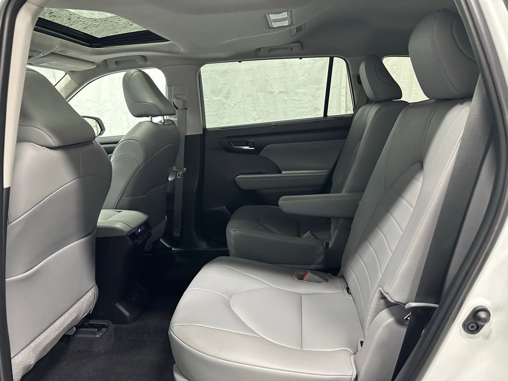 Used 2025 Toyota Highlander XLE image 49