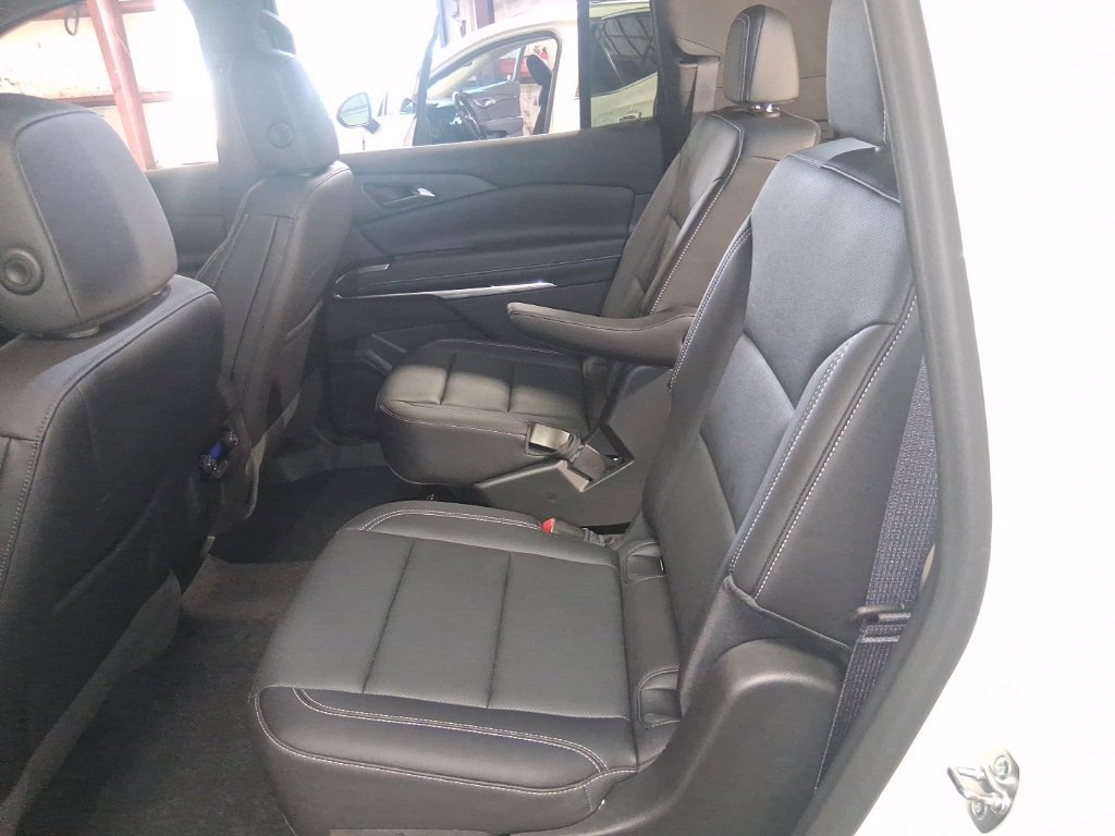 Used 2024 Chevrolet Traverse LT FWD image 11