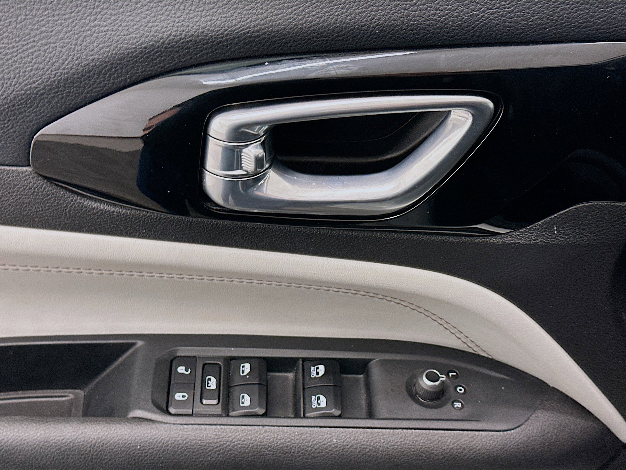 Used 2025 Jeep Compass Limited image 15