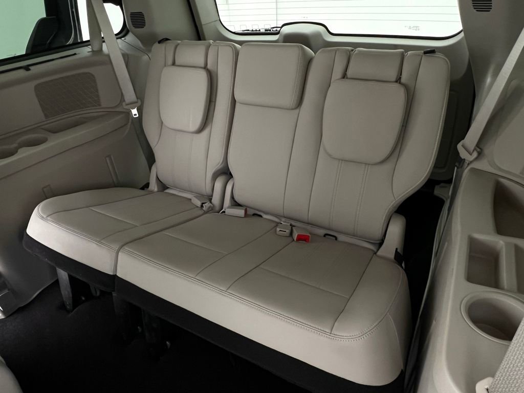 Used 2015 Chrysler Town & Country Touring image 16