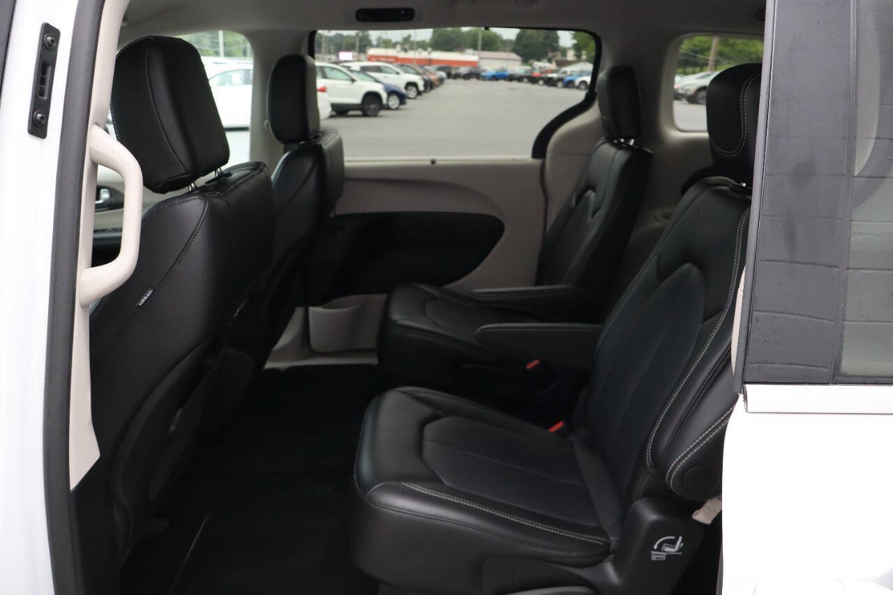Used 2024 Chrysler Pacifica Touring-L FWD image 5