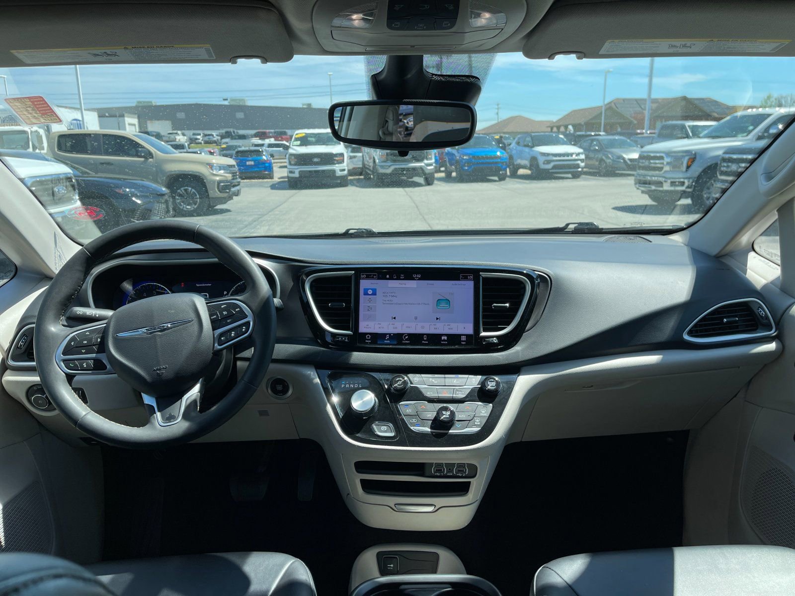 Used 2024 Chrysler Pacifica Touring-L image 15