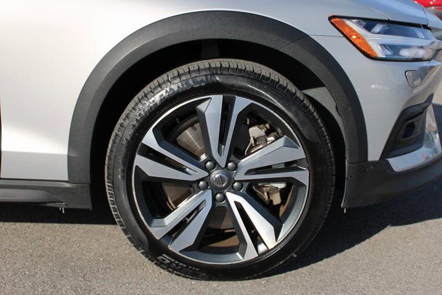 Used 2025 Volvo V60 B5 Cross Country Plus image 40