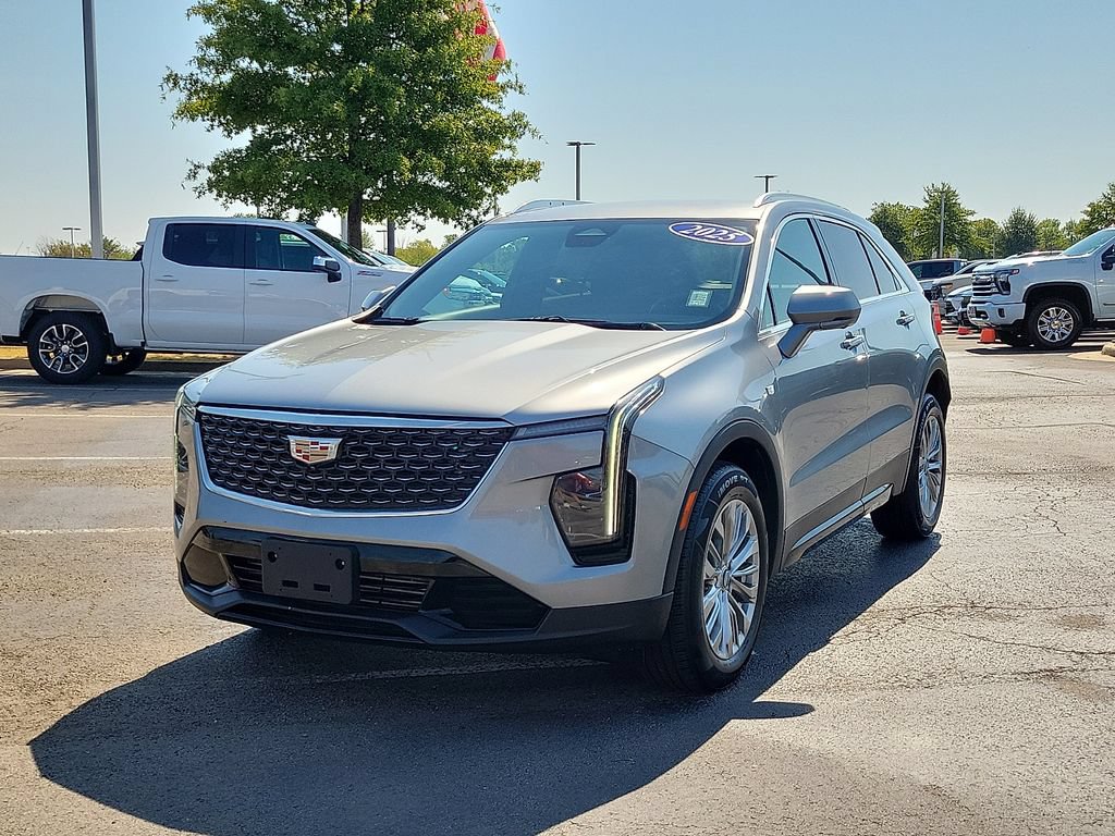 Used 2025 Cadillac XT4 Premium Luxury FWD image 2