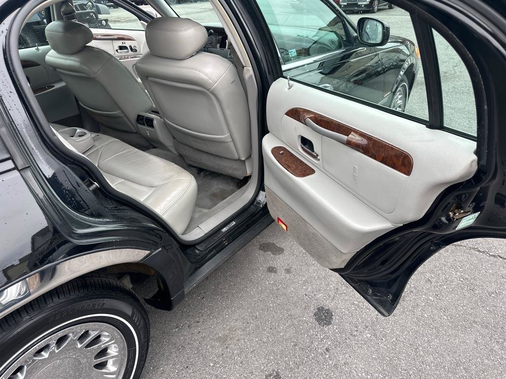 Used 2002 Lincoln Town Car Cartier RWD image 39