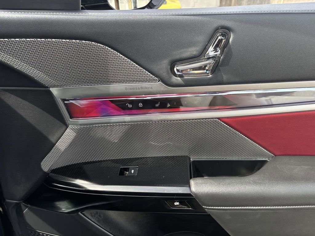 Used 2025 BMW 740i xDrive AWD/4WD image 12