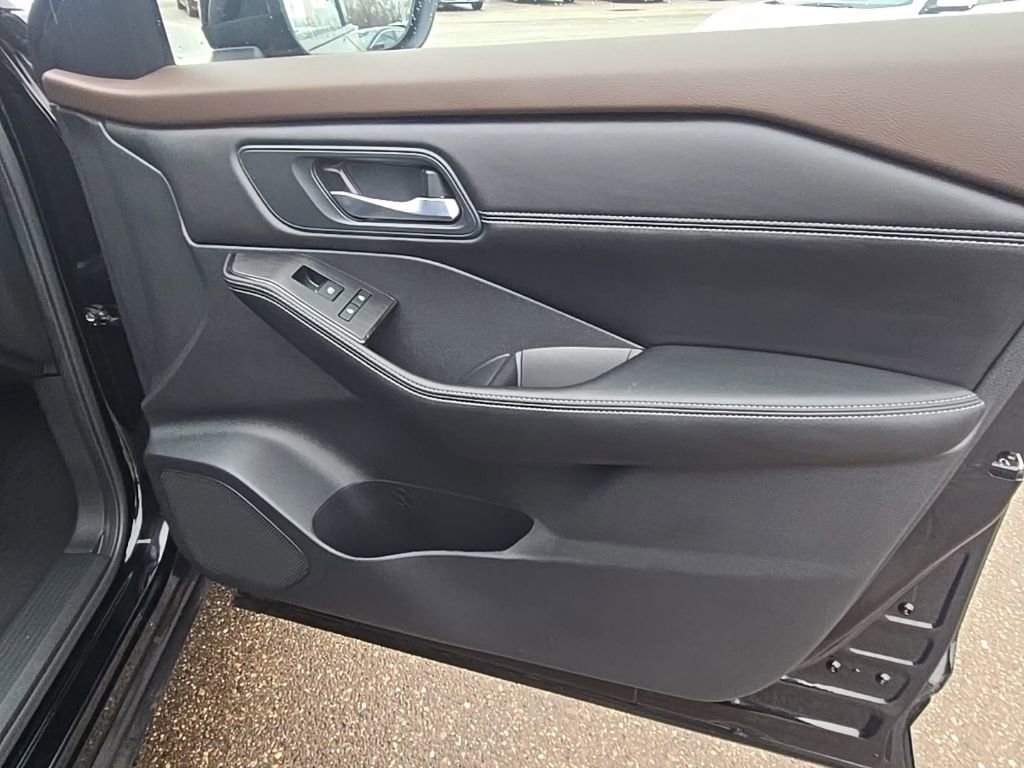 Used 2023 Nissan Rogue SV w/ SV Premium B Package image 28