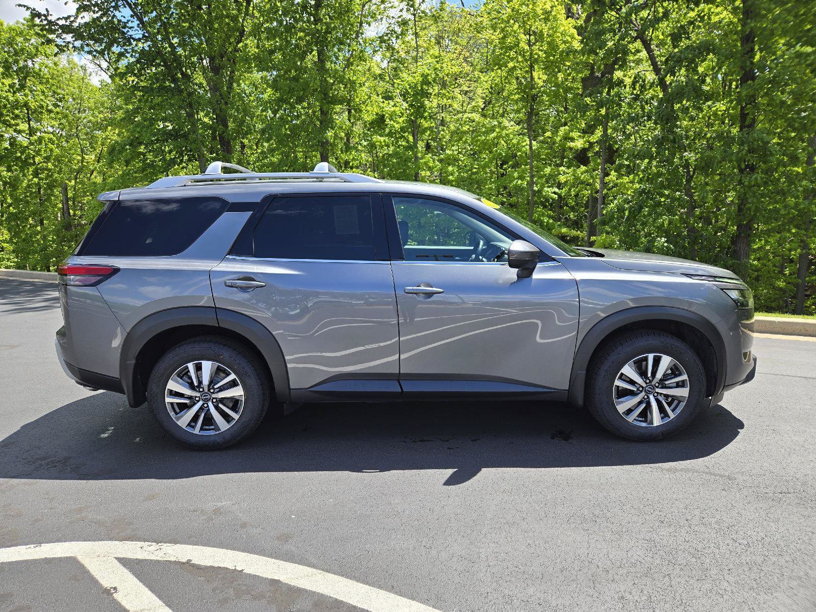 Used 2025 Nissan Pathfinder SL AWD/4WD image 2