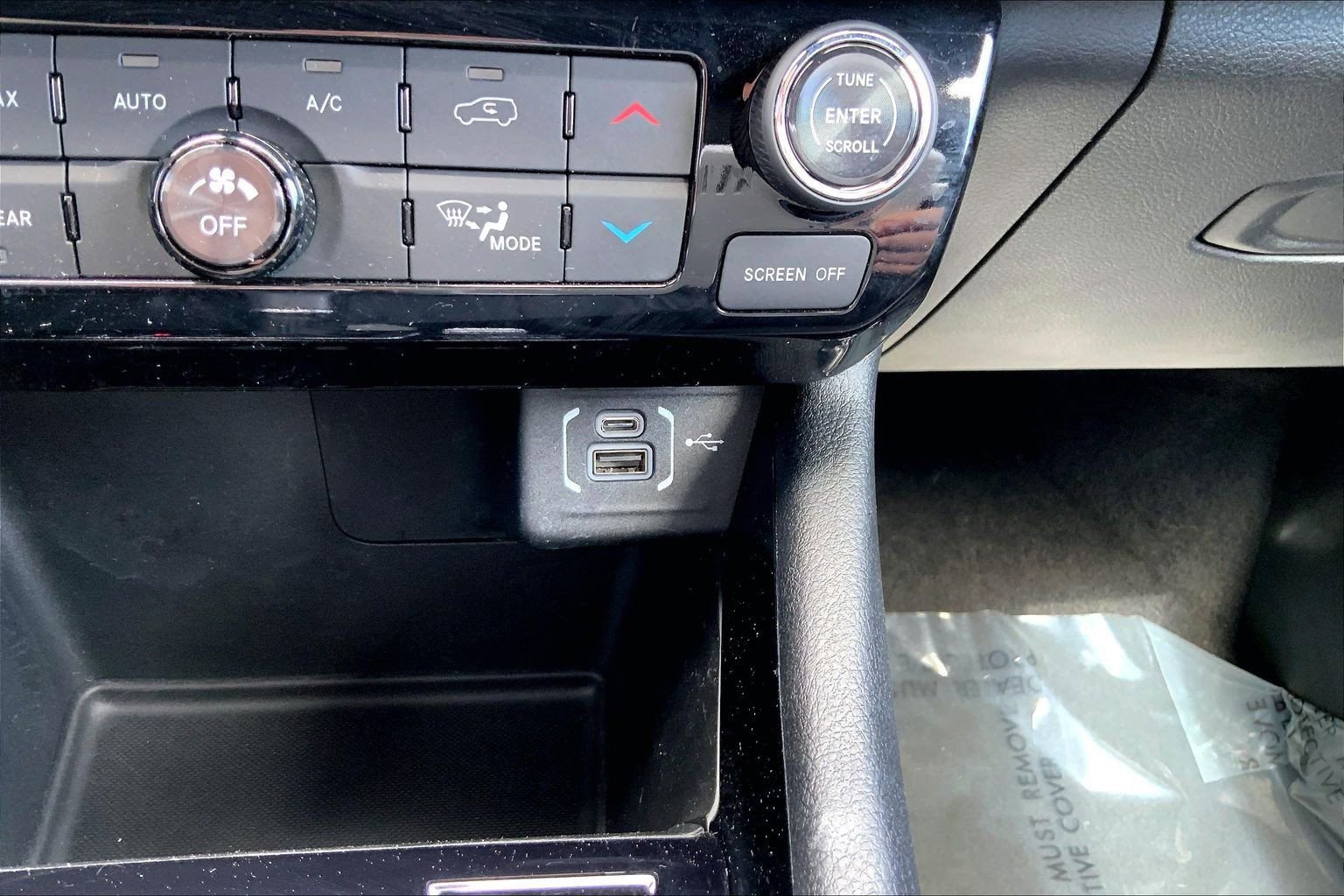 Used 2024 Jeep Compass Latitude w/ Convenience Group AWD/4WD image 27