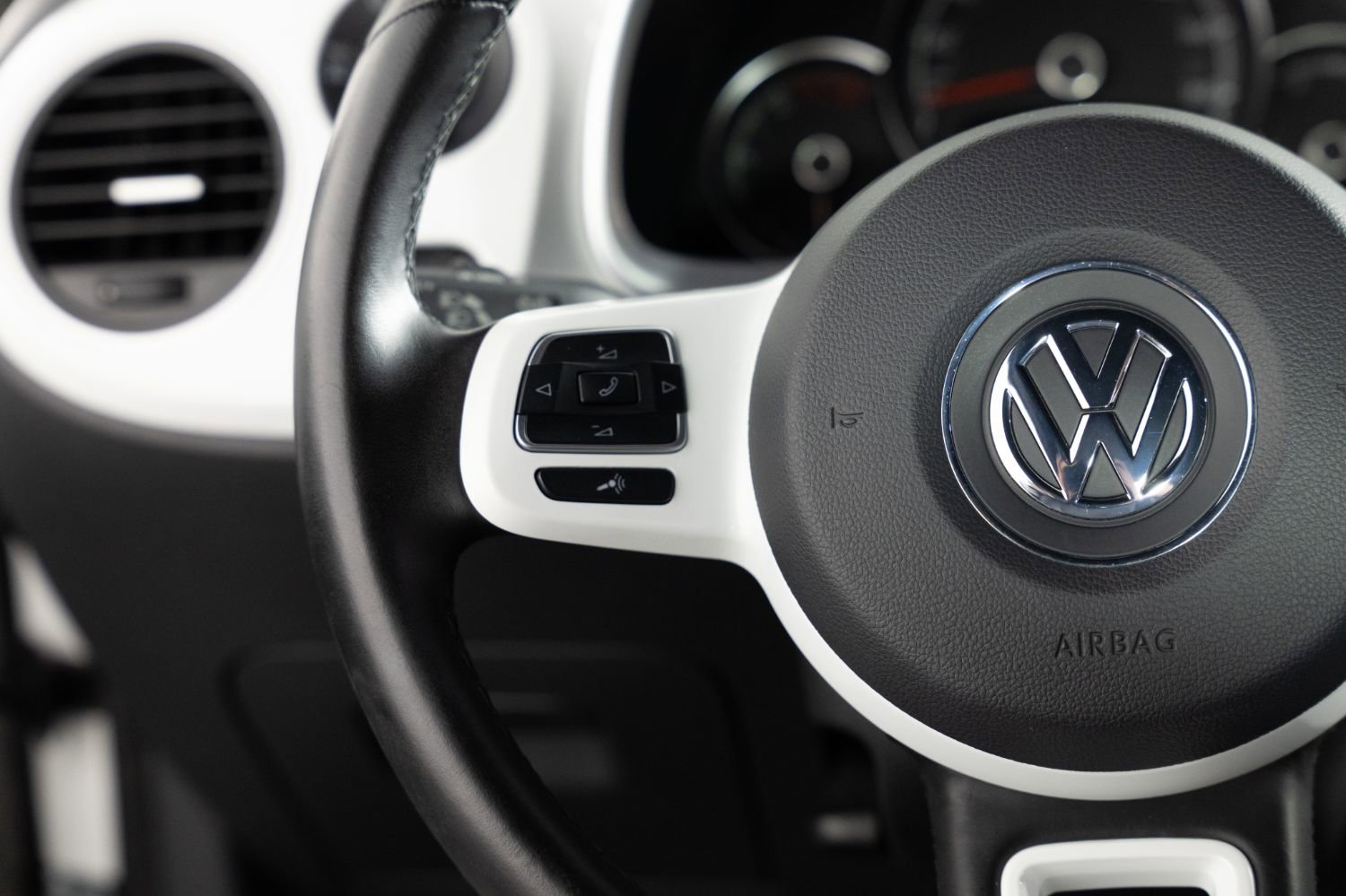 Used 2019 Volkswagen Beetle 2.0T SE w/ SE Premium Package FWD image 30