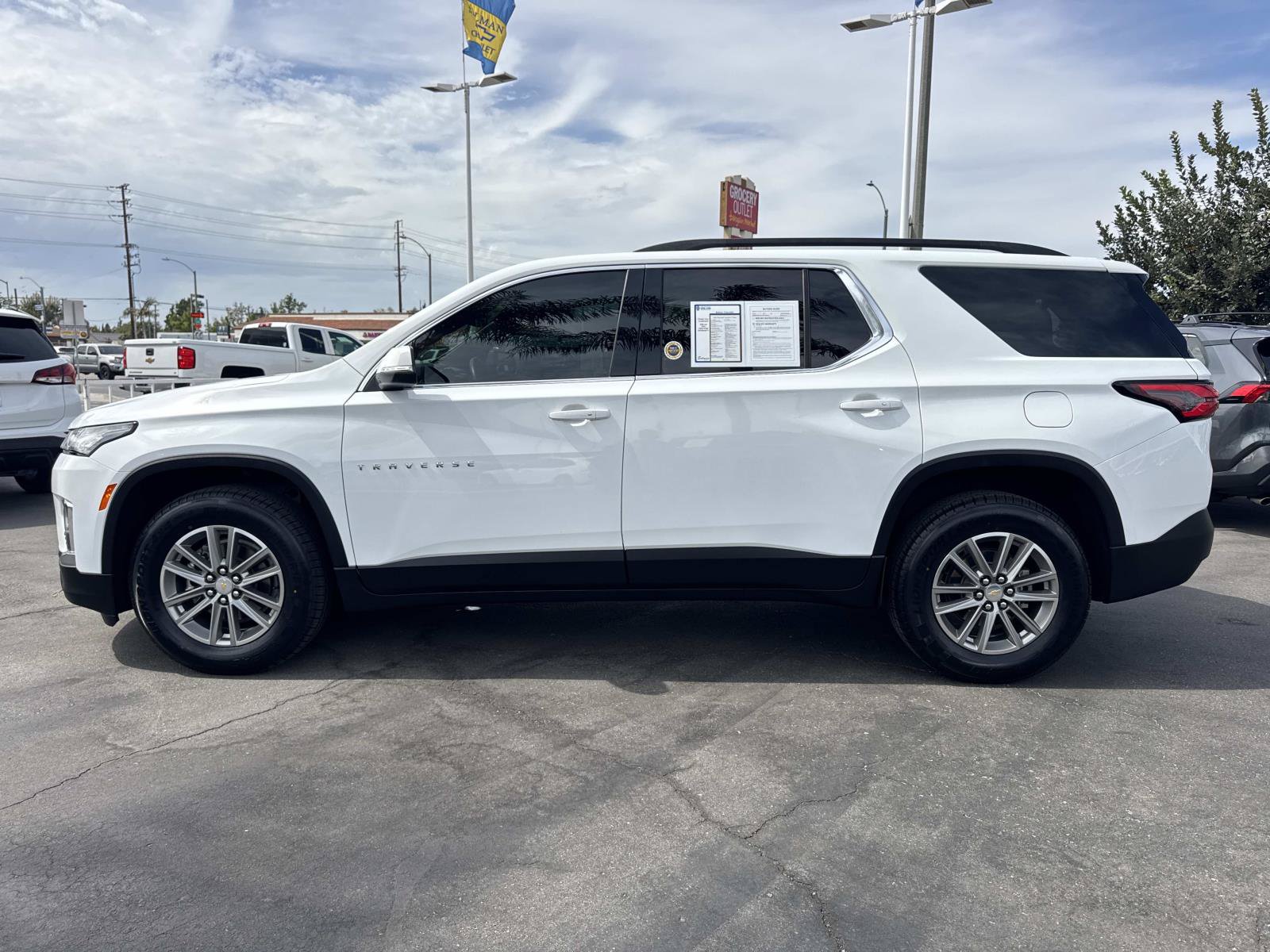 Used 2023 Chevrolet Traverse LT FWD image 8