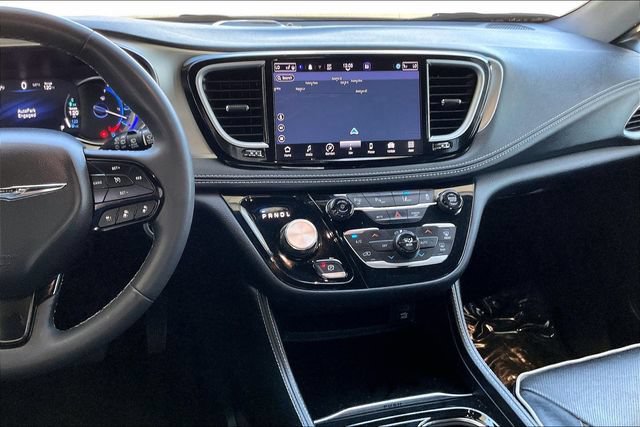Used 2023 Chrysler Pacifica Limited w/ Uconnect Theater Family Group FWD image 5