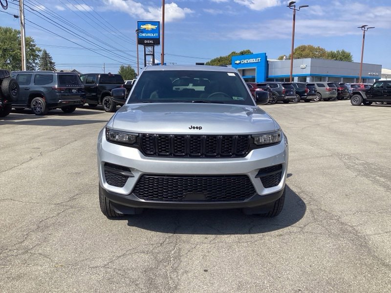 New 2025 Jeep Grand Cherokee Altitude image 2