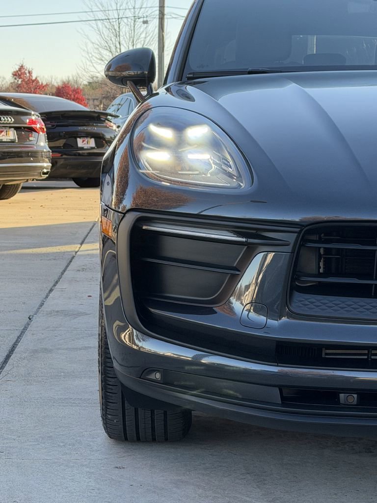 Used 2022 Porsche Macan w/ Premium Package image 12