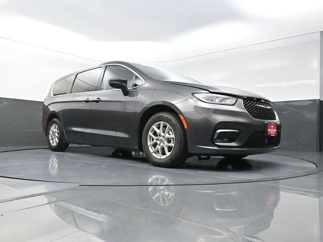 Used 2023 Chrysler Pacifica Touring-L image 32