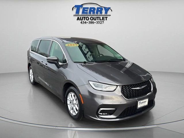 Used 2023 Chrysler Pacifica Touring-L image 2