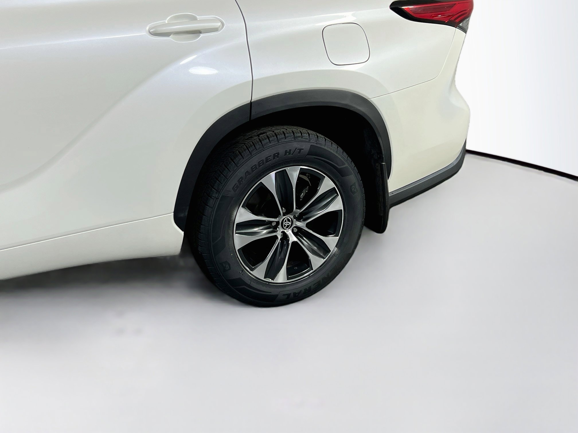 Used 2021 Toyota Highlander XLE AWD/4WD image 31