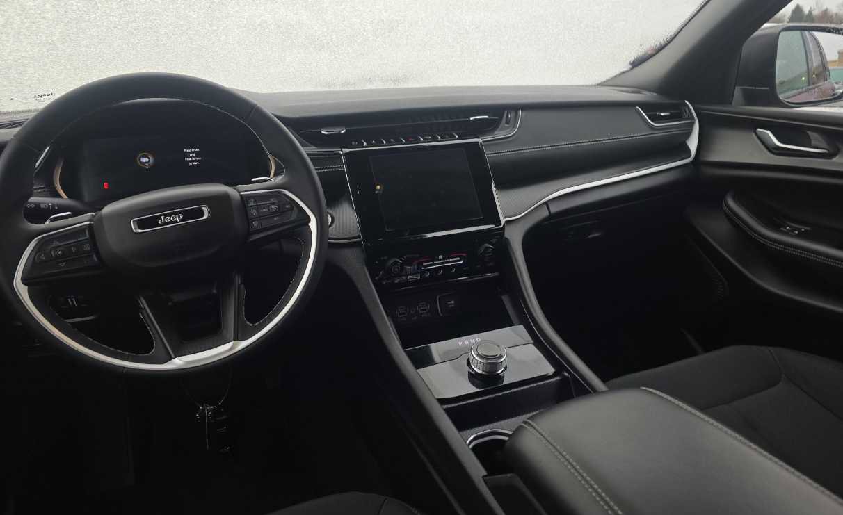 Used 2024 Jeep Grand Cherokee Laredo image 12