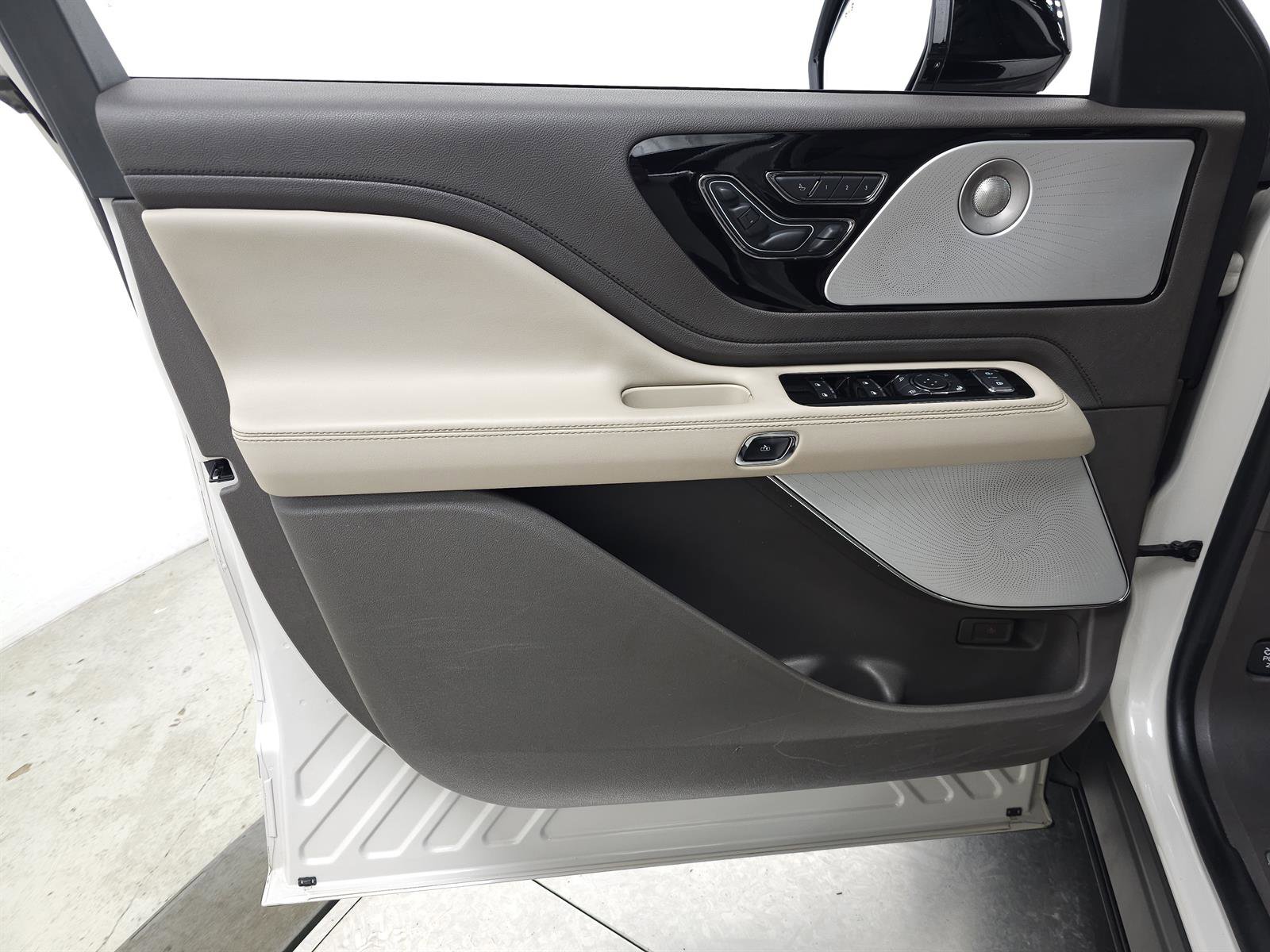 Used 2020 Lincoln Aviator Reserve w/ Equipment Group 202A image 15