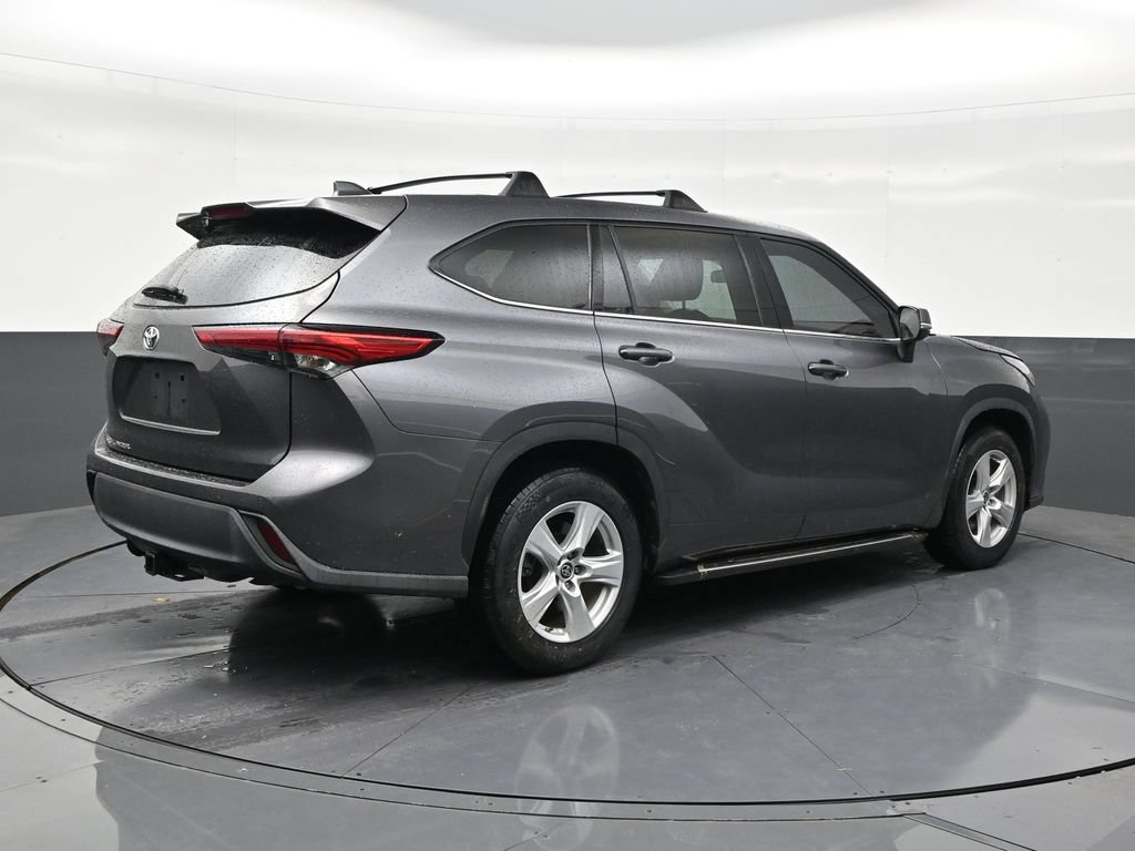 Used 2021 Toyota Highlander L FWD image 5