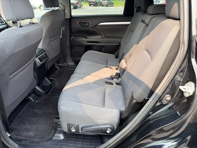 Used 2016 Toyota Highlander LE FWD image 17