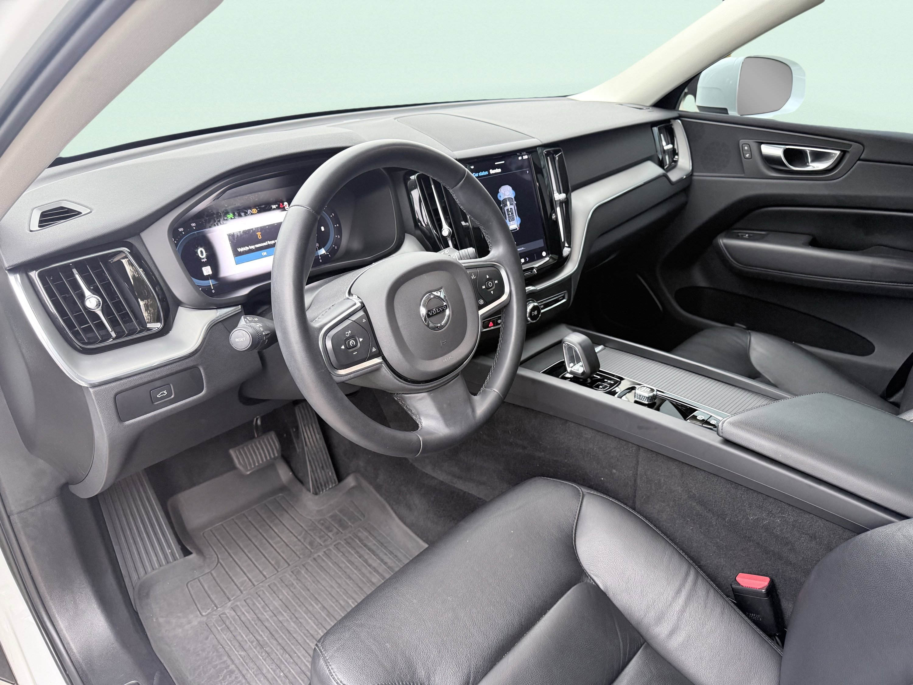 Used 2023 Volvo XC60 B5 Core image 27