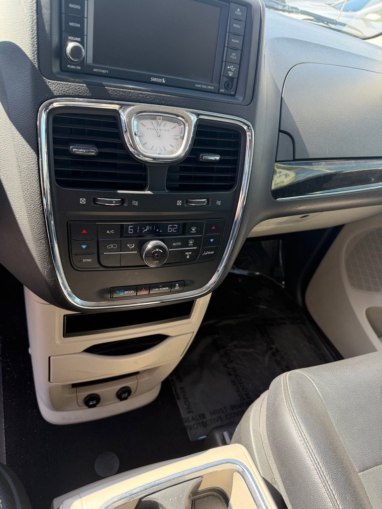 Used 2015 Chrysler Town & Country Touring FWD image 15