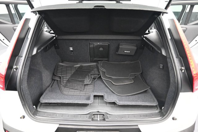 Used 2023 Volvo XC40 B4 Ultimate FWD image 17