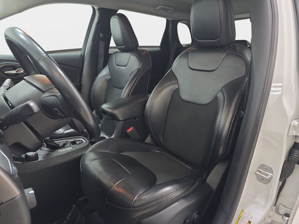 Used 2019 Jeep Cherokee Latitude Plus w/ Comfort/Convenience Group AWD/4WD image 14